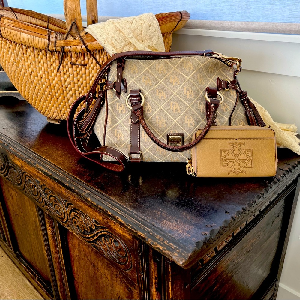 Classic Dooney & Bourke Satchel in lovely neutral shades.